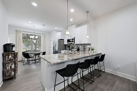 Start slow or fuel up fast—Hogan Hideaway’s bright kitchen features barstool seating, a coffee bar, and a dining space ready for your crew.