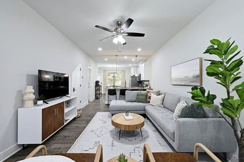 Relaxing open living space with Smart TV in Point Venture