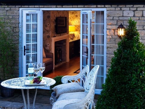 Double Room, Ensuite, Garden View (The Burghley) | 1 bedroom, travel crib, bed sheets