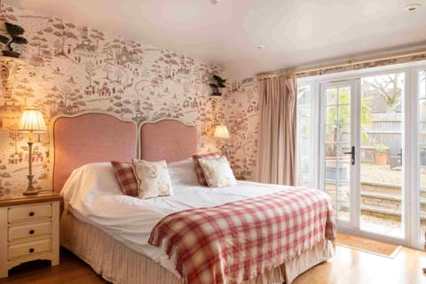 Superior Double or Twin Room, Ensuite, Garden View (The Wadenhoe) | 1 bedroom, travel crib, bed sheets