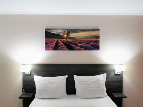 Comfort Room, 1 Queen Bed | Hypo-allergenic bedding, in-room safe, desk, laptop workspace