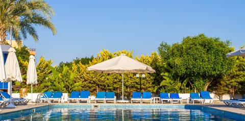 Seasonal outdoor pool, pool umbrellas, sun loungers