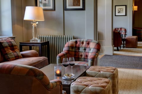 3 bars/lounges, cocktail bar