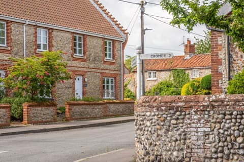 Birch Cottage, Northrepps: A charming flint cottage set in the heart of the peaceful, picturesque village of Northrepps