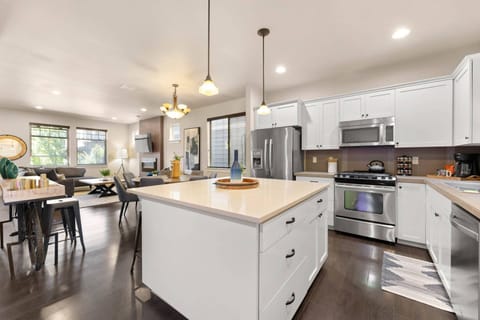 Cook delicious meals for breakfast, lunch, and dinner in this fully equipped kitchen. We suggest grabbing some ingredients from a local farm.