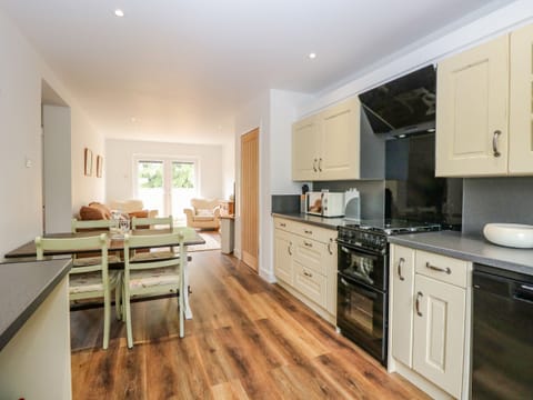Cottage | Private kitchen | Fridge, dishwasher, electric kettle, toaster