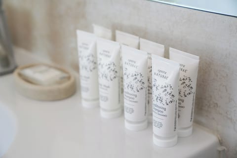 Quadruple Room | Bathroom | Free toiletries, hair dryer, bidet, towels