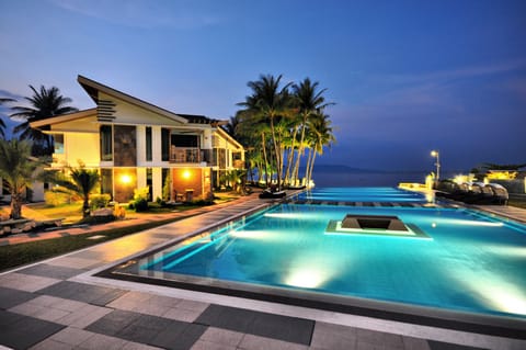Outdoor pool, free cabanas, sun loungers
