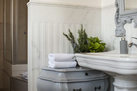 Double or Twin Room (Elegant) | Bathroom | Free toiletries, hair dryer, bidet, towels