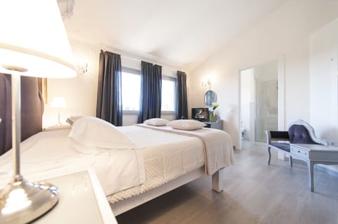 Double or Twin Room (Elegant) | Desk, free WiFi, bed sheets