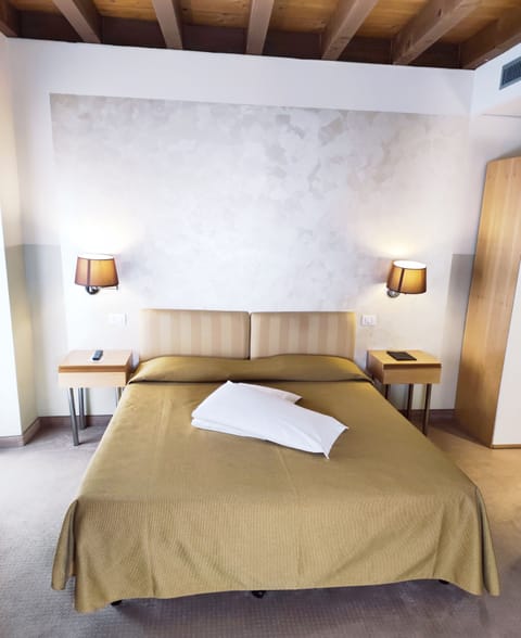 Double or Twin Room | In-room safe, desk, soundproofing, free WiFi