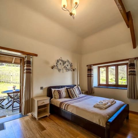 Spacious en-suite bedroom with king size bed and access to private garden 