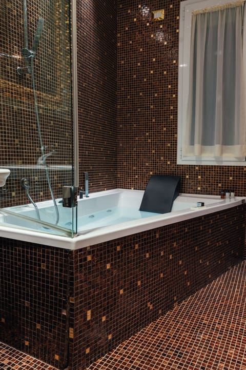 Luxury Double Room, Jetted Tub | Bathroom | Free toiletries, hair dryer, slippers