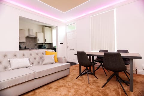 House, Ensuite | Lounge