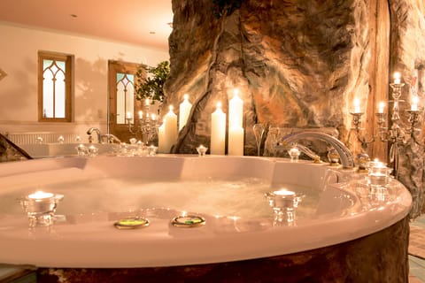 Premium bedding, in-room safe, free cribs/infant beds, free WiFi