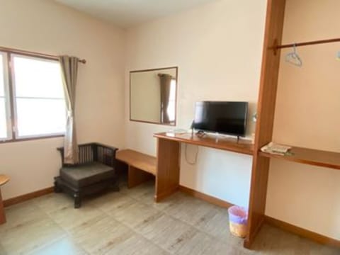 Basic Room | Individually decorated, blackout drapes, free WiFi, bed sheets