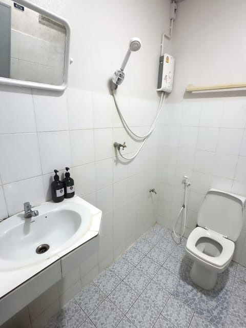 Shower, bidet, towels