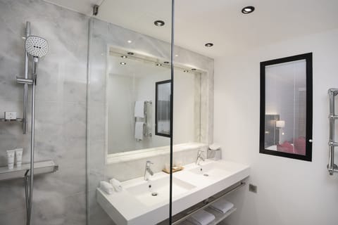 Deluxe Room | Bathroom | Shower, hair dryer, towels