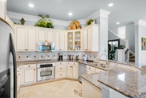 Fully equipped luxurious kitchen