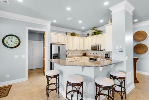 Eat in kitchen bar seats 4