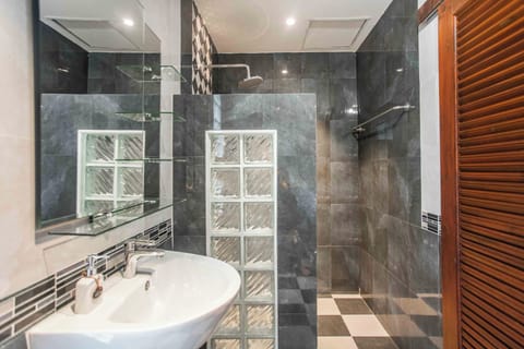 Superior Cottage, 1 Queen Bed, Garden View | Bathroom | Shower, free toiletries, hair dryer, slippers