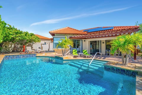 Amazing pool area of the 3BR house in Noord Aruba - Lush and refreshing environment - Cosy beach chairs available - Beautiful sitting space under the shade - Completely sunbathed space - Experience the comfort at the best