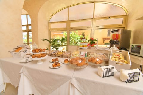 Free daily continental breakfast