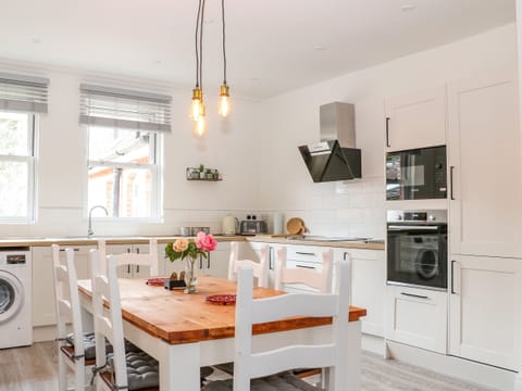 Cottage | Private kitchen | Fridge, dishwasher, electric kettle, toaster