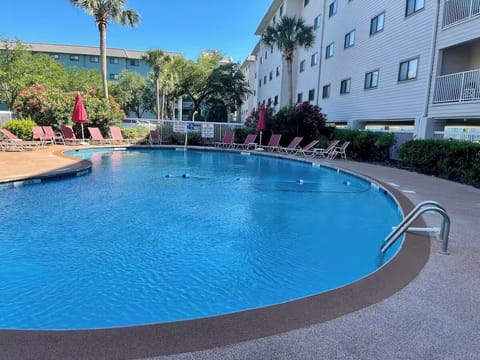 Relaxing days at the pool!