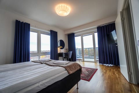 Business Apartment | Desk, blackout drapes, iron/ironing board (on request), WiFi (free)