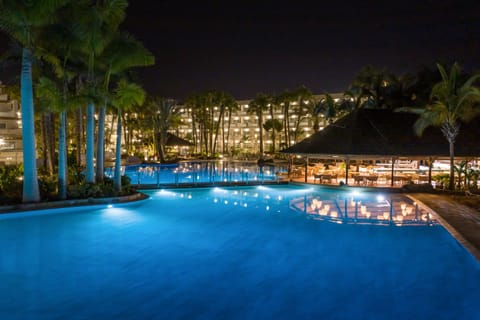 8 outdoor pools, pool umbrellas, sun loungers