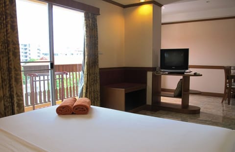 Deluxe Room | Minibar, in-room safe, free WiFi