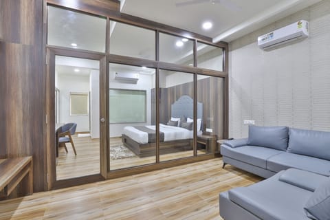 Presidential Suite | Living area | 32-inch Smart TV with cable channels, TV, fireplace