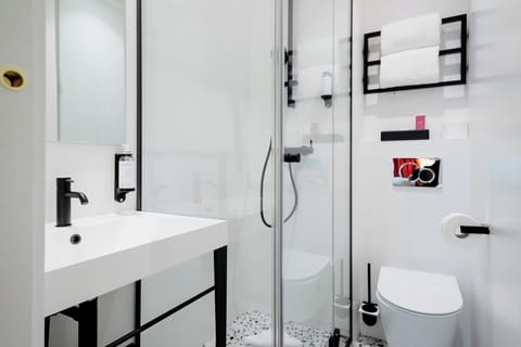 Comfort Double Room | Bathroom | Free toiletries, hair dryer, towels