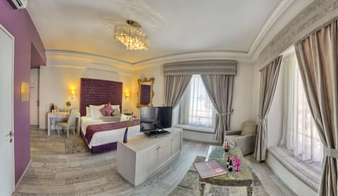 Junior Suite, 1 King Bed | Premium bedding, minibar, in-room safe, desk