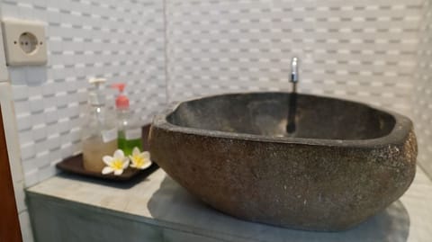 Standard Room | Bathroom | Combined shower/tub, free toiletries, hair dryer, towels