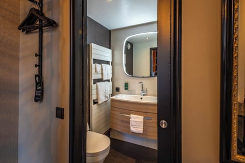 Basic Single Room | Bathroom | Shower, designer toiletries, hair dryer, towels