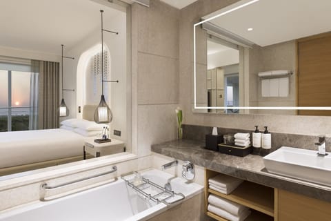 Combined shower/tub, hydromassage showerhead, free toiletries