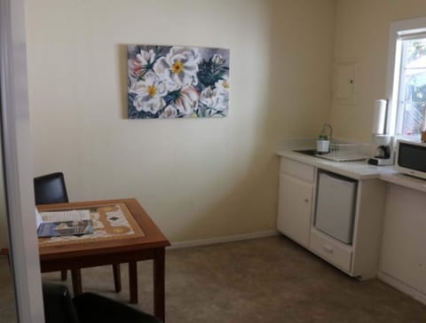 Garden King Kitchenette | Private kitchen | Mini-fridge, coffee/tea maker, freezer