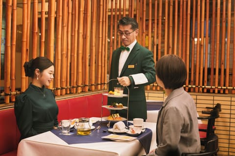 3 restaurants; breakfast, lunch, dinner, and brunch served