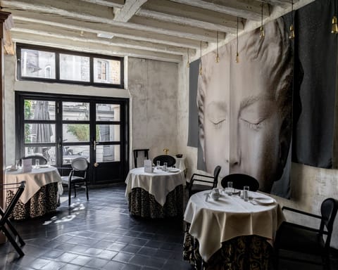 Daily continental breakfast (EUR 14 per person)