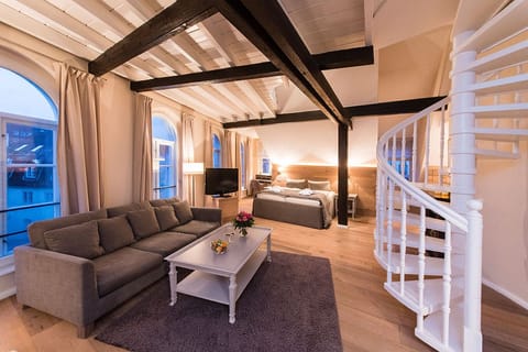 Guenter Grass-Suite, Non Smoking, additional maisonette bedroom | 1 bedroom, hypo-allergenic bedding, in-room safe, individually decorated