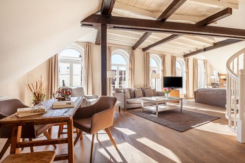 Guenter Grass-Suite, Non Smoking, additional maisonette bedroom | 1 bedroom, hypo-allergenic bedding, in-room safe, individually decorated