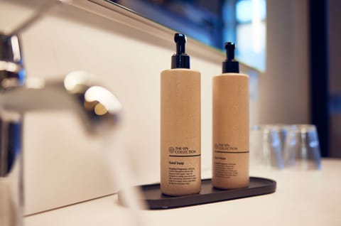 Shower, rainfall showerhead, free toiletries, hair dryer