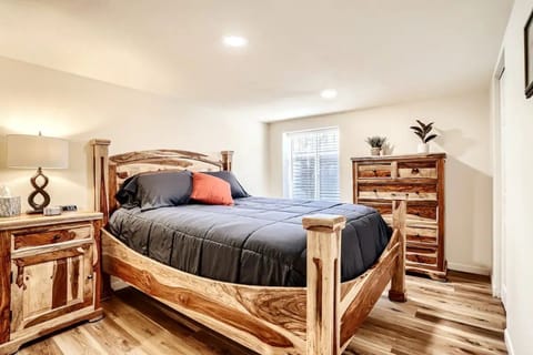 Bedroom #1, queen bed