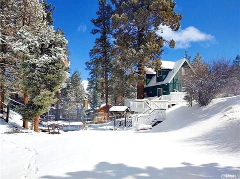 Snow covered Big Bear Cool Cabins, Juniper's Cottage