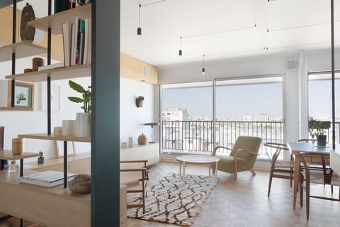 Open living room with view allover Paris