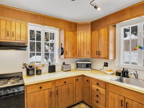 Kitchen - fully stocked!