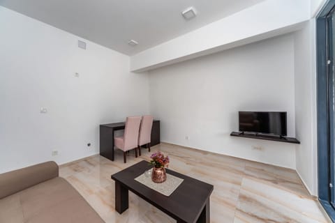 Deluxe Room | Living area | Flat-screen TV, stereo