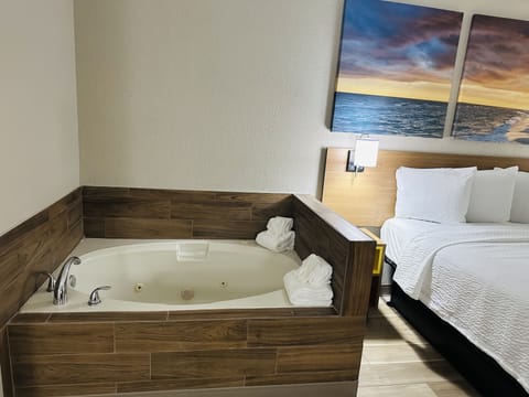 Combined shower/tub, hydromassage showerhead, free toiletries